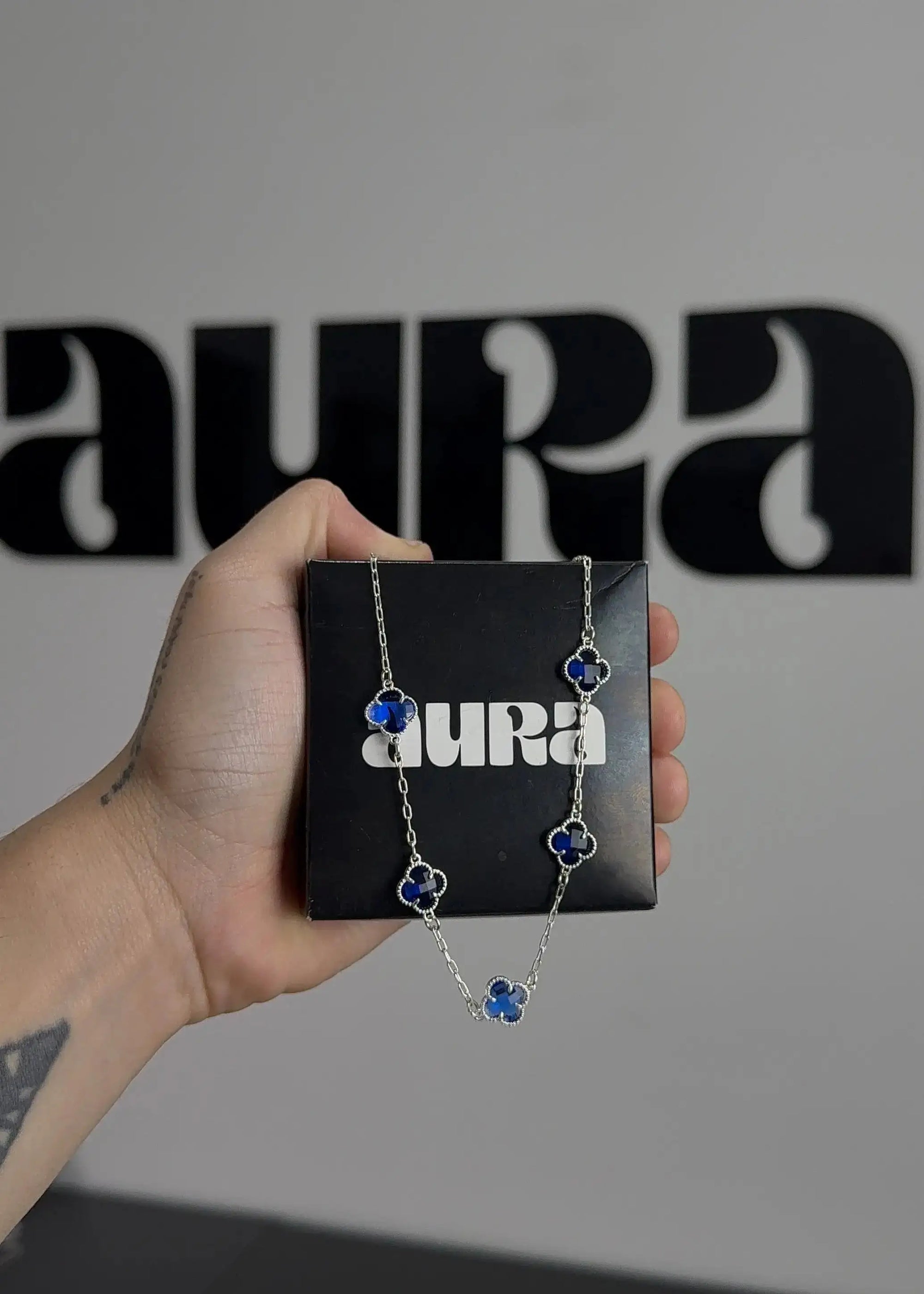 Colar em prata 925 com detalhes em azul, design exclusivo e acabamento premium, ideal para presentear.