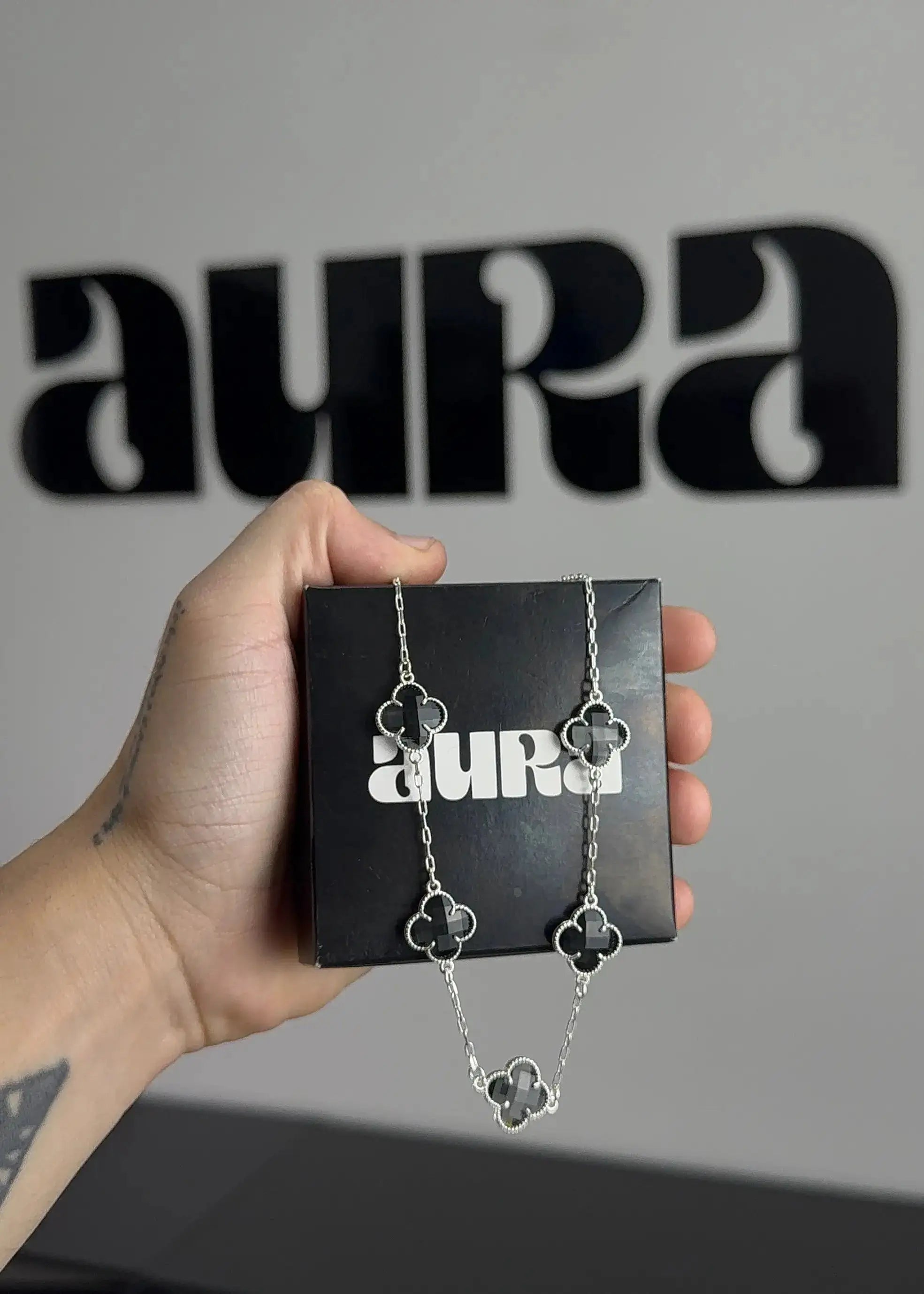 Colar de prata 925 com pingentes de quatrefoil preto, design elegante e acabamento premium