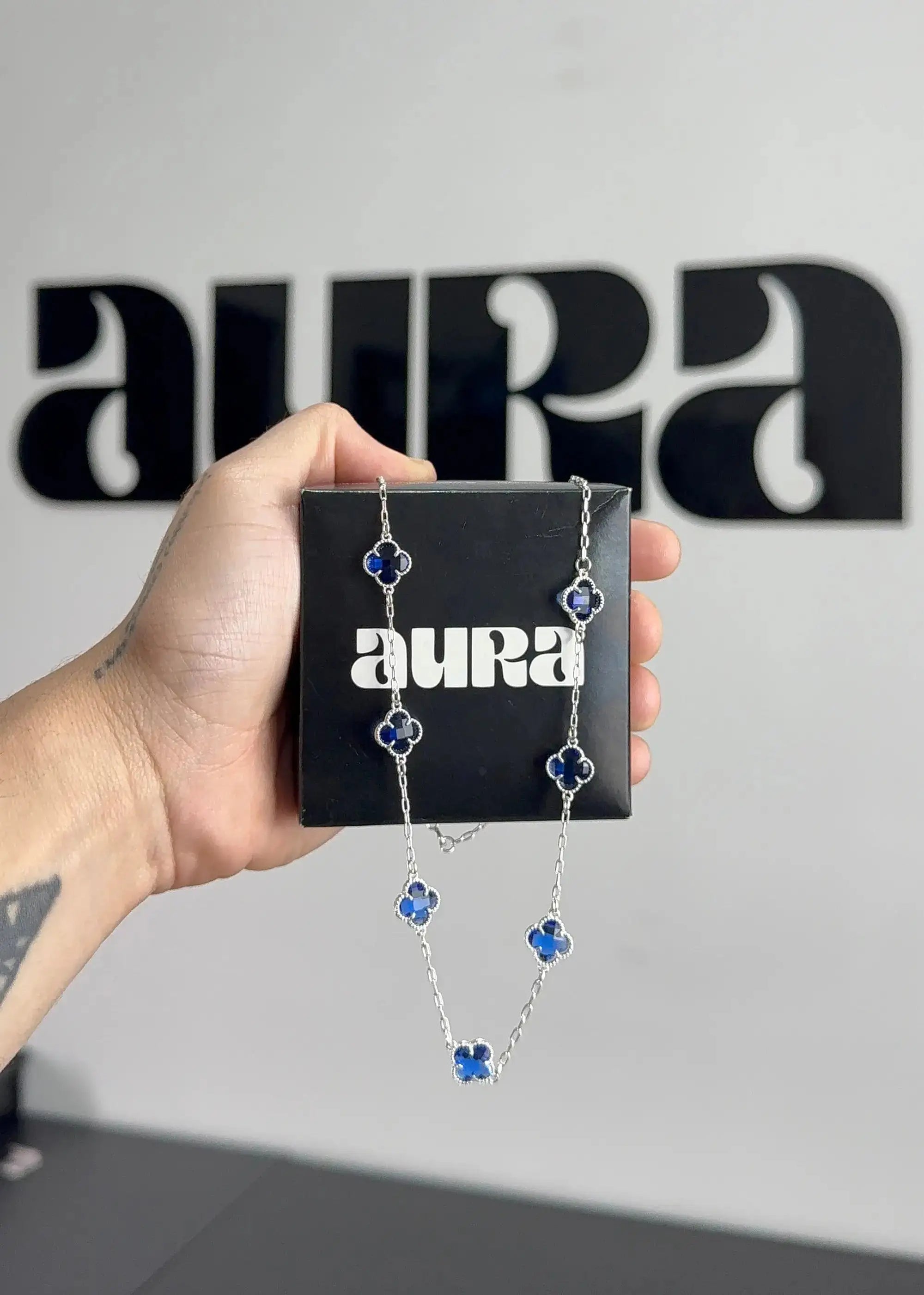 Colar em prata 925 com pedras azuis em formato de flor, design exclusivo e acabamento premium