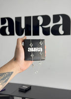 Colar em prata 925 com detalhes em forma de flor, apresentado em caixa preta com logotipo Aura.
