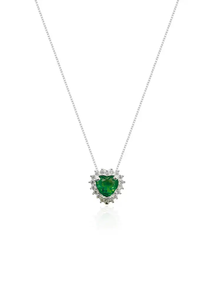 Colar em prata 925 com pingente de esmeralda verde em formato de coração e detalhes em zircônias
