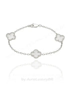 Pulseira em prata 925 com detalhes em formato de flor, design elegante e acabamento premium