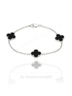 Pulseira em prata 925 com detalhes em preto e acabamento premium, ideal para joias elegantes e sofisticadas.