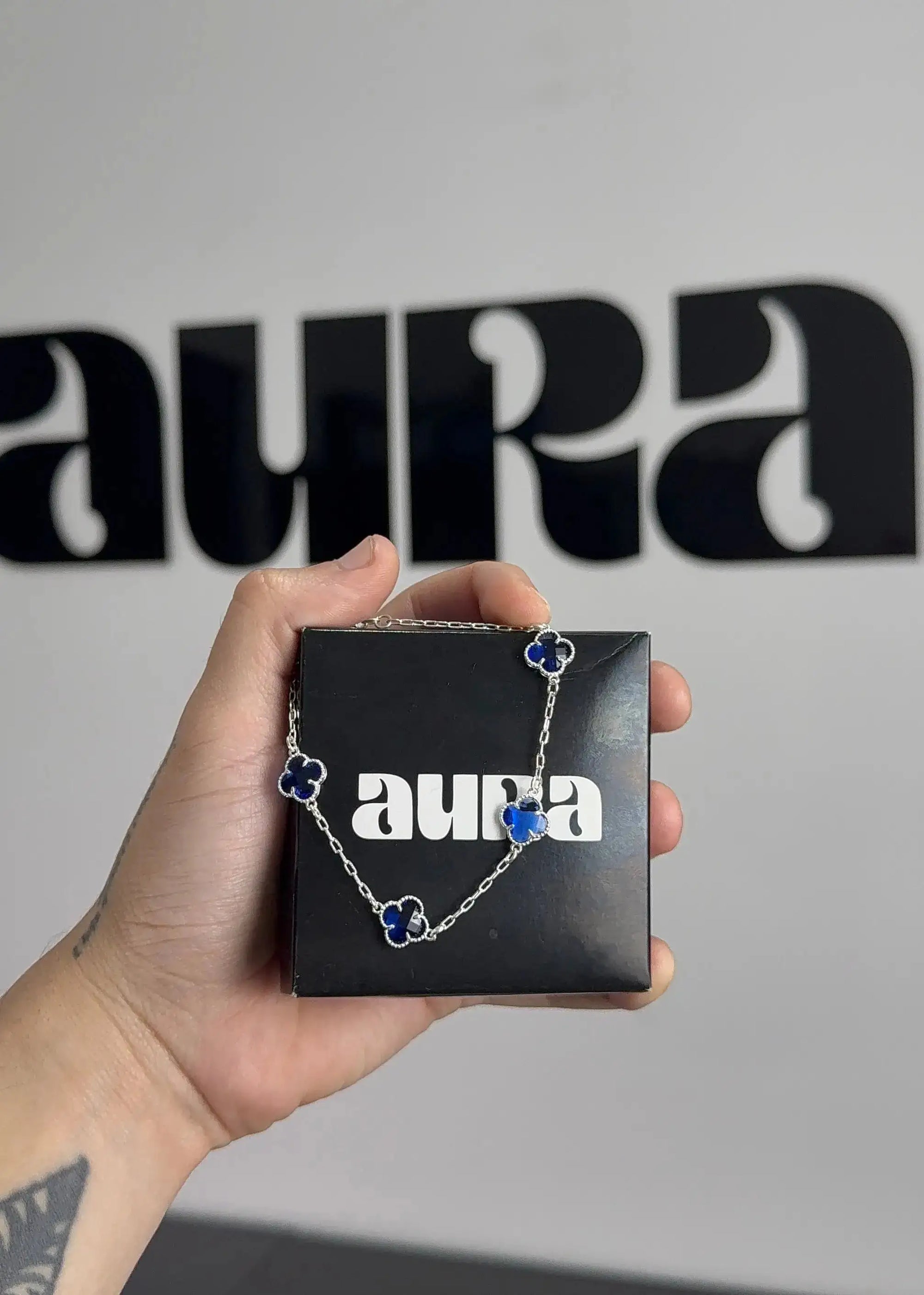 Colar de prata 925 com detalhes em azul, design exclusivo e acabamento premium, ideal para presentear.