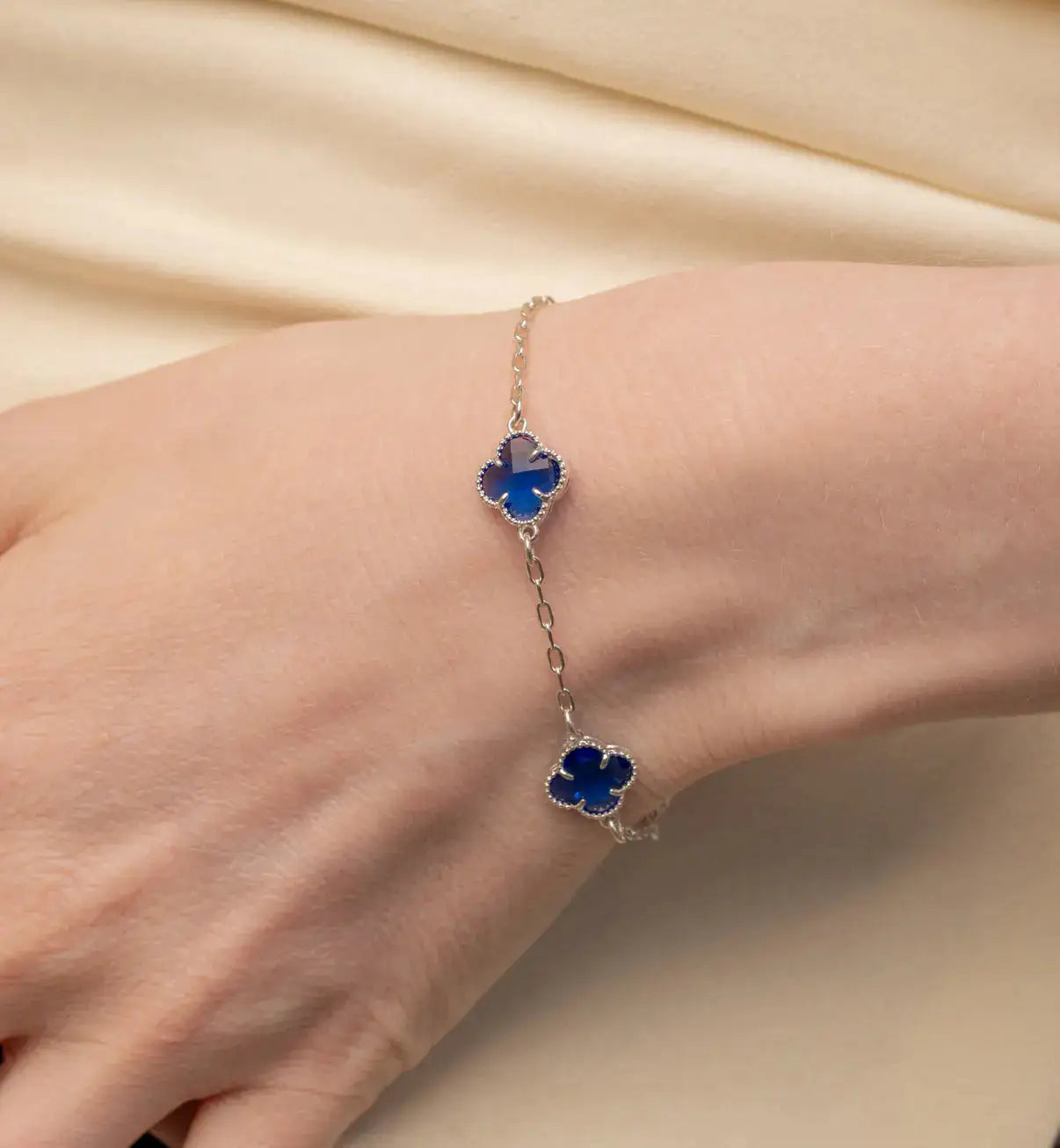 Pulseira em prata 925 com detalhes em azul, design exclusivo e acabamento premium